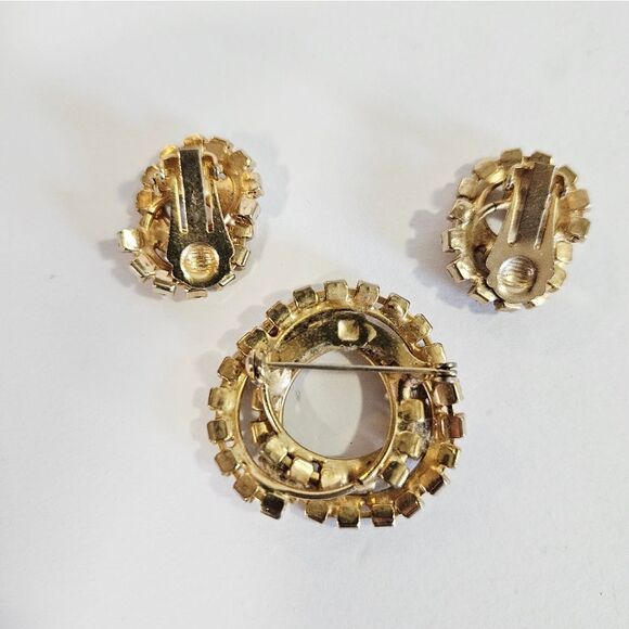 Vintage Demi Parure Open Work Green Glass Rhinestone Brooch Clip On Earring Set - Picture 8 of 11